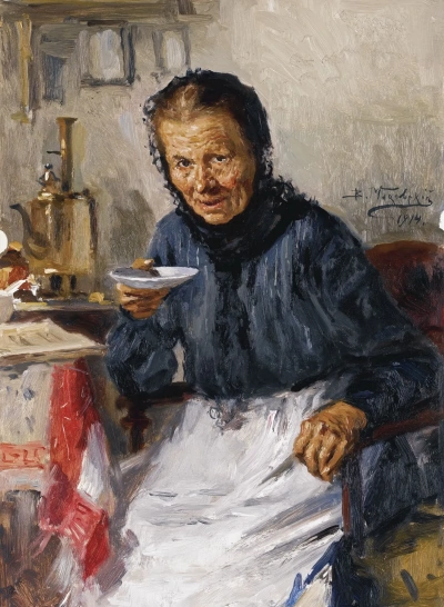 Anciana bebiendo té