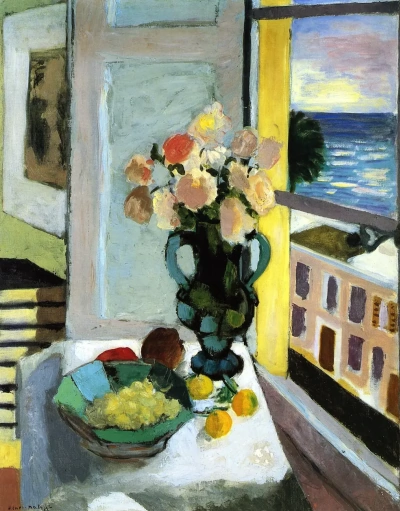 Arbusto de rosas delante de la ventana.