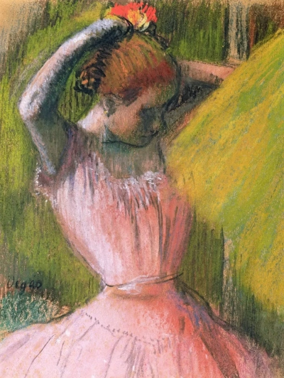 Bailarina peinándose el cabello