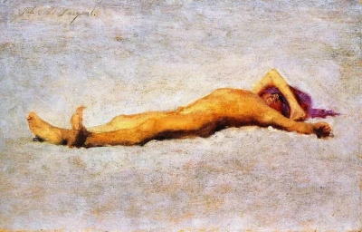 Baños de sol Chico desnudo en la playa