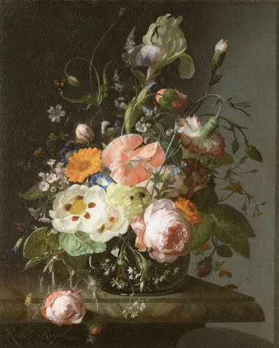 Bodegón con flores en una mesa de mármol.