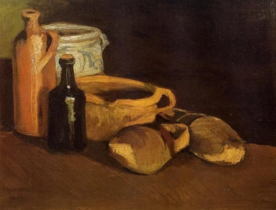 Bodegón con zapatos y macetas de madera.