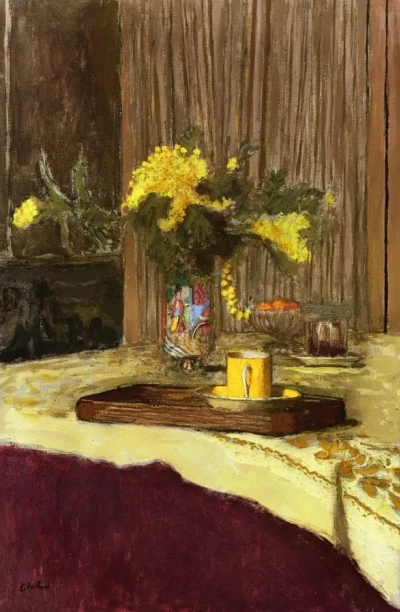 Bouquet con mimosa sobre la mesa.