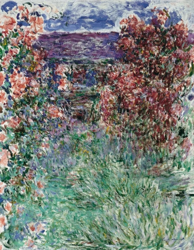 Casa entre las rosas