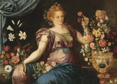 Dama con flores decorativas en un jarrón