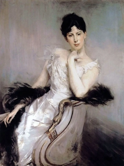Dama con vestido blanco y boa negra.