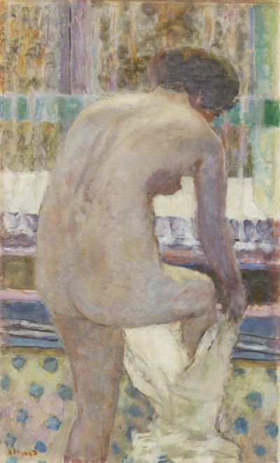 Desnuda en el cuarto de baño.