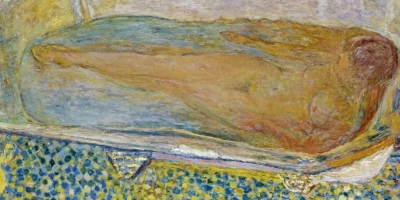 Desnuda en una bañera grande