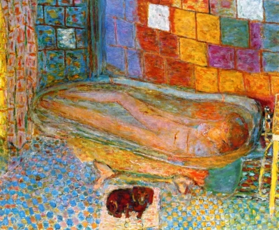 Desnudo en el baño con perro pequeño