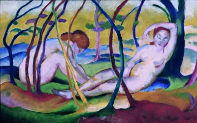 Desnudo entre los arboles