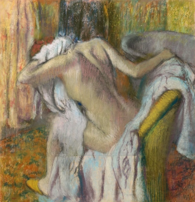 Después del baño. La mujer se limpia