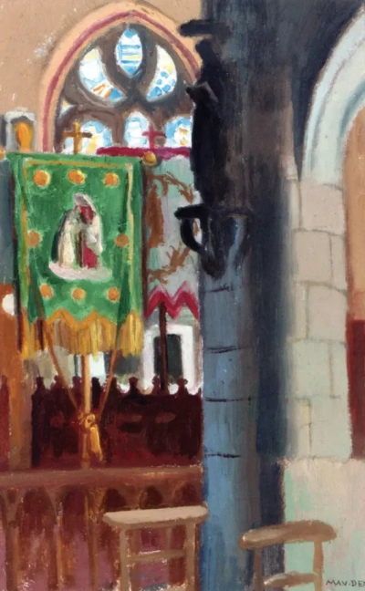 El interior de la iglesia con una bandera verde.