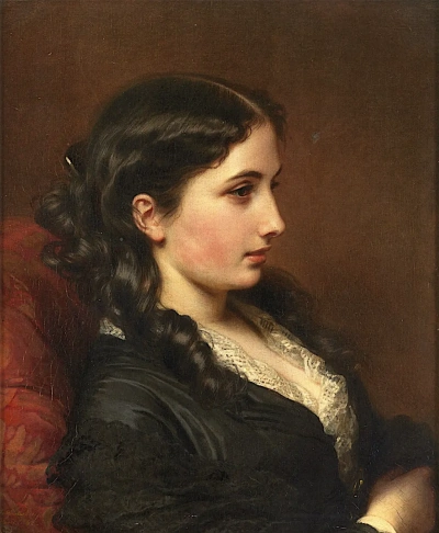 El perfil de una mujer joven en una silla