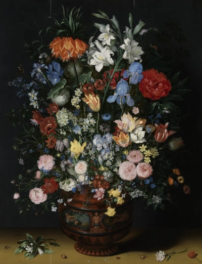 Flores en un jarrón de terracota.