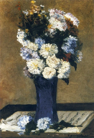 Flores en un jarrón sobre el biombo
