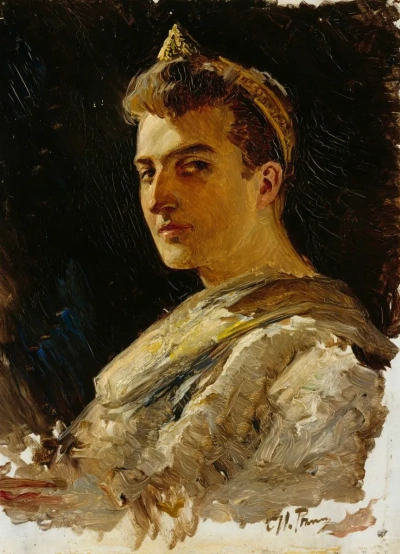 Hombre en traje histórico y tiara.