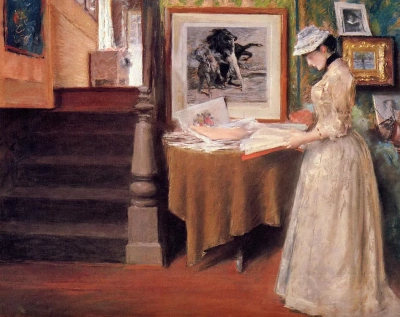 Interior. La joven mujer detrás del escritorio.