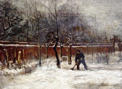 Jardín cerca de la casa parroquial en la nieve