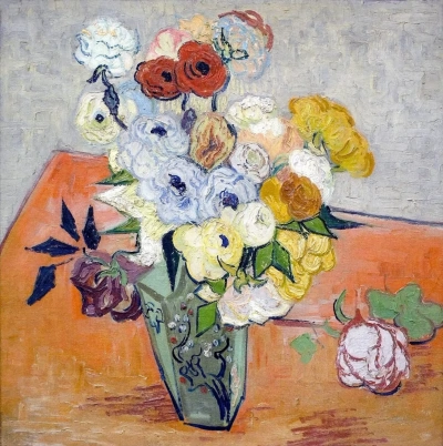 Jarrón japonés con rosas y anémonas