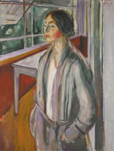 Joven mujer en la terraza