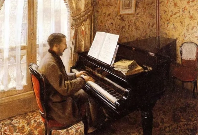 Joven tocando el piano.