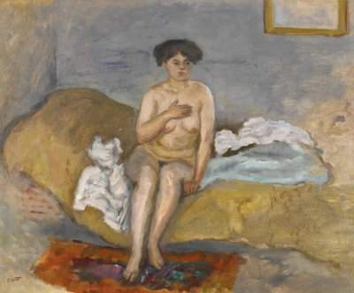 La mujer desnuda en el sofá.
