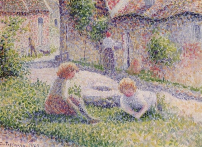 Los niños en el patio de la finca