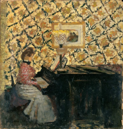 Miss Misiá tocando el piano
