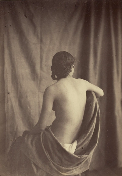 Modelo (mujer desnuda cubierta de tela)