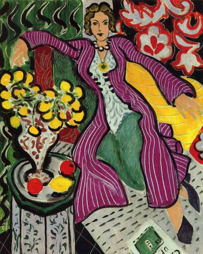 Mujer en bata de baño violeta