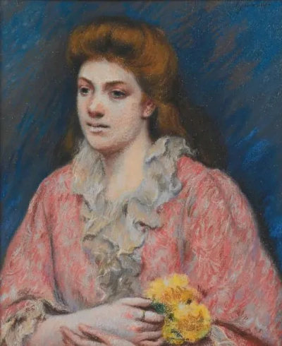 Mujer en casa vestido sosteniendo flores
