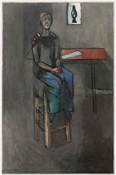 Mujer en un taburete alto.