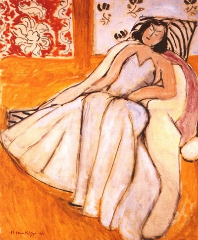 Mujer en una silla sobre fondo ocre