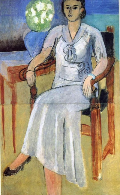 Mujer en vestido blanco