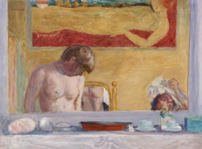 Mujer joven en el baño