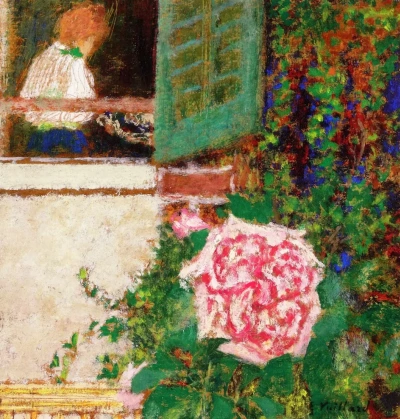 Mujer joven fuera de la ventana y flor