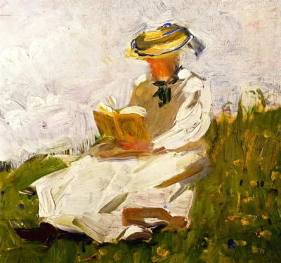 Mujer leyendo en el prado.