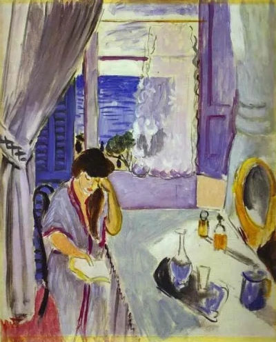 Mujer leyendo en un tocador
