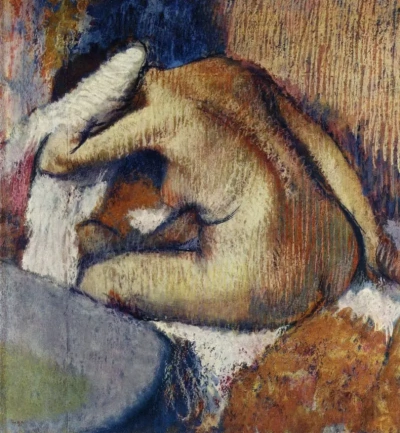 Mujer secándose después de lavarse.