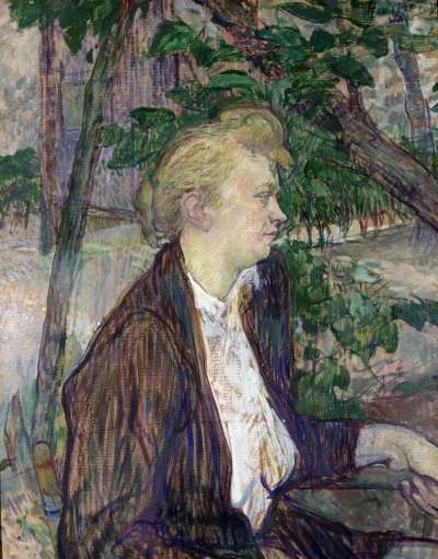 Mujer sentada en un jardín