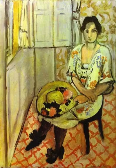 Mujer sentada en una silla.