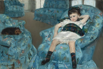 Niña en una silla azul.