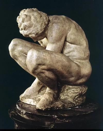 Niño agachado