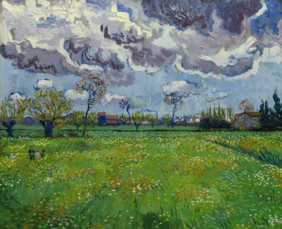 Paisaje bajo cielos tormentosos.
