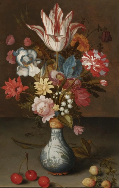 Ramo de flores en florero y cerezo sobre la mesa.