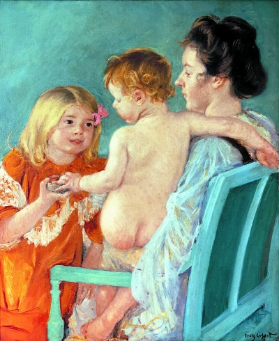 Sara entregando un juguete a un niño.