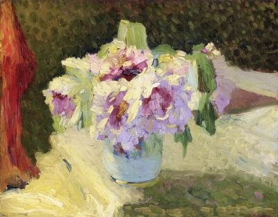 Un jarrón con flores