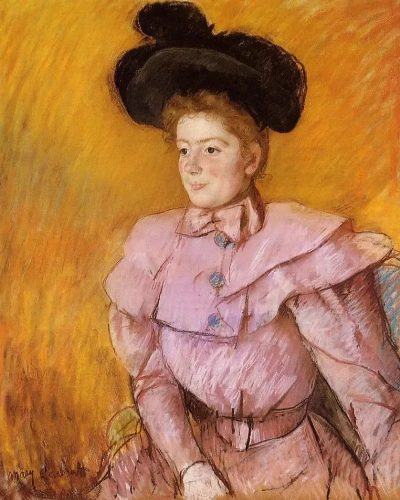 Una mujer con sombrero negro y un traje rosa frambuesa.