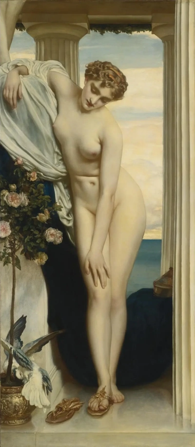 Venus se desviste antes de bañarse.